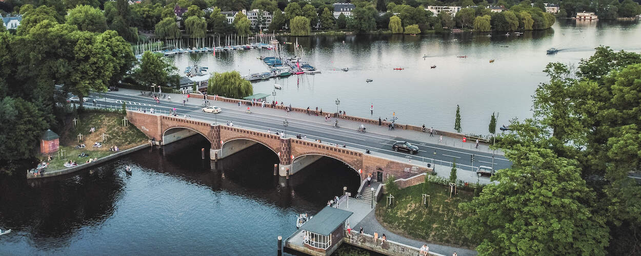 Binnenalster Hamburg Lombardsbruecke 1250x500